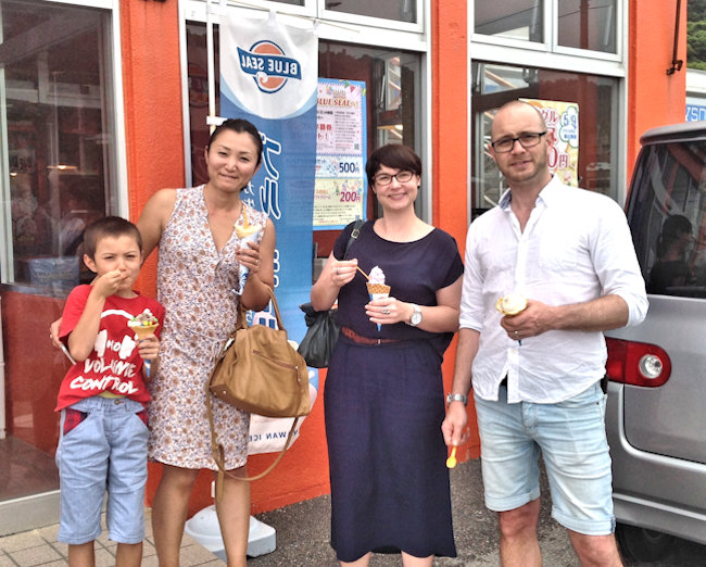  1 The family with ice creams at Nago.JPG 